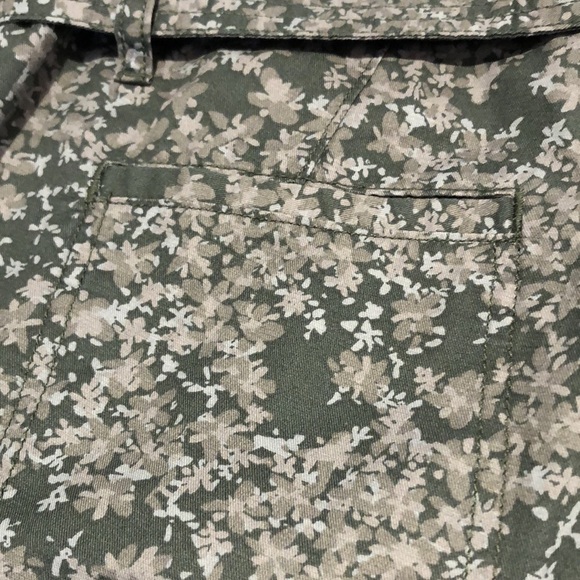 Calvin Klein floral print green shorts w/belt. EUC - Picture 6 of 6